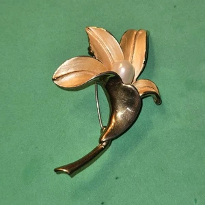 Vintage Faux Pearl Rose Flower Wity Stem Brooch Pin Gold Tone Signed - Picture 1 of 6