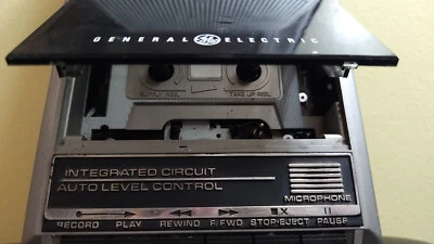 Reproductor/grabador de casete vintage + micrófono, GE 3-5016D, funciona pero come cinta Foto 1 de 4