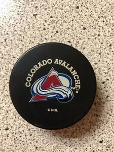 1996 Colorado Avalanche NHL Hockey Stanley Cup Champions Official Vegum Puck - Picture 1 of 2