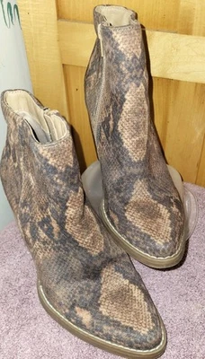 Botas al tobillo Madden Girl de gamuza con estampado de piel de serpiente talla 6,5 M Foto 1 de 4