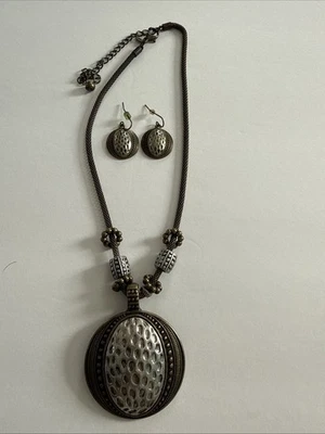 Collar y pendientes colgantes Premier Designs Society, tono bronce plata texturizada Foto 1 de 2