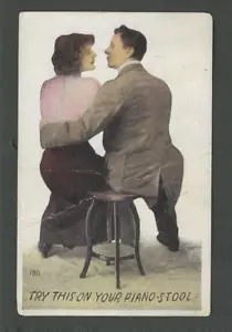 1912 Postkarte Humor Paar versucht sich auf Klavierhocker zu umarmen & zu küssen - Bild 1 von 1