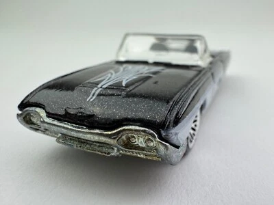 Ford Thunderbird Lowrider 1963 Hot Wheels rayas Foto 1 de 4