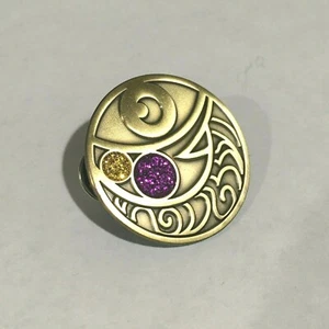 Pokemon TCG - Collectible Mysterious Treasure Pin - Antique Bronze - Bild 1 von 3
