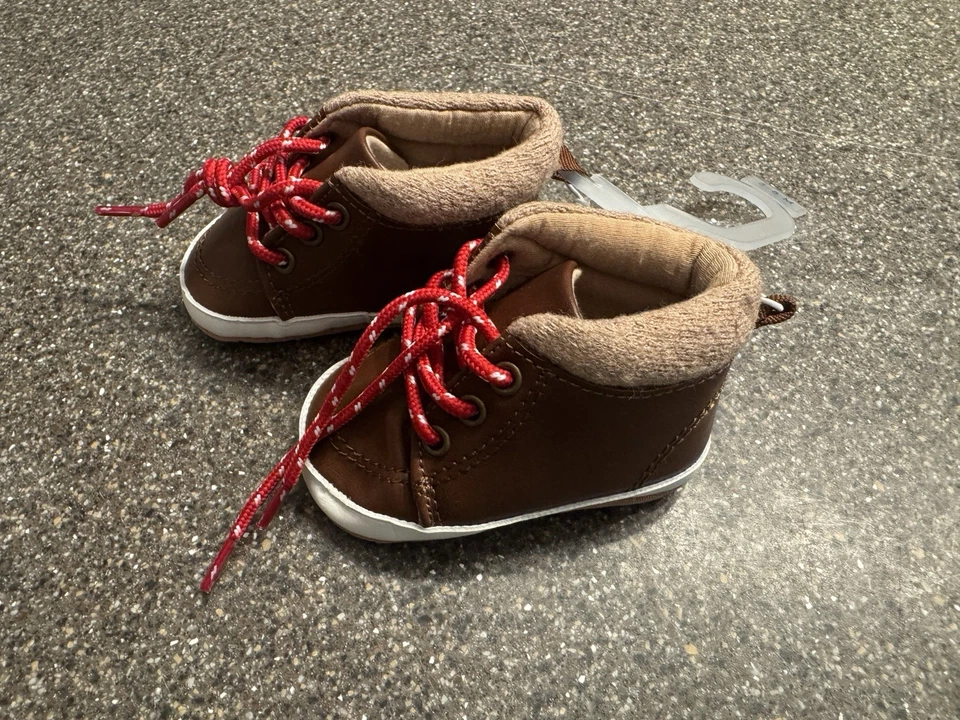 Old Navy 人造皮革婴儿短靴棕色系带运动鞋 3-6 个月   — 第 1/3 张图片