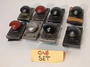 Lotto 8 interruttori a pulsante testa di fungo resistenti REES, varie condizioni - Foto 1 di 16