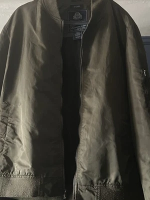 Jaqueta Bombardeiro American Rag Masculina Verde Oliva Tamanho 2XL Usada-Ótimo Estado - Imagem 1 de 3