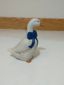 De Colección Russ Pato Ganso Estatuilla Pájaro Blanco Azul Arco Porcelana Bisque Estatuilla 3.5" - Imagen 1 de 7