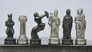 Piezas de ajedrez de latón liso hechas a mano con tablero premium en gris brillante y color plateado - Imagen 1 de 12