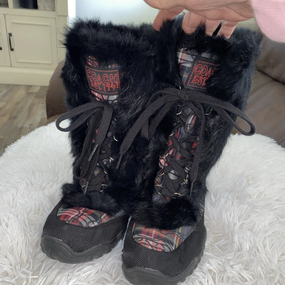 Botas de nieve Coach Jennie acolchadas a cuadros con adornos de piel negra talla 8 rojas negras a cuadros Foto 1 de 4