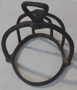 alter Kavalleriebügel aus Schmiedeeisen, genannt Käfig, 15 cm mal 13,5 cm - Bild 1 von 4