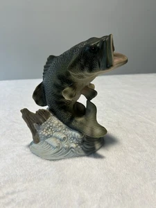 Estatuilla firmada por porcelana Homco Masterpiece 1988 vintage "Large Mouth Bass Fish" - Imagen 1 de 13
