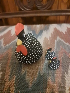 Figurenset "Handbemaltes gepunktetes Henne und Küken - Bauernhausdeko."  - Bild 1 von 10