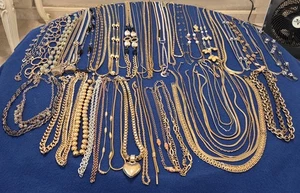 Collana mod vintage lotto di 53.semplice.delicata.4 libbre.25 firmata Monet Avon Trifari  - Foto 1 di 24