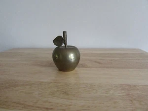 Campana de manzana de latón vintage regalo maestro etiqueta pesada adjunta regalo escolar peso de papel - Imagen 1 de 3