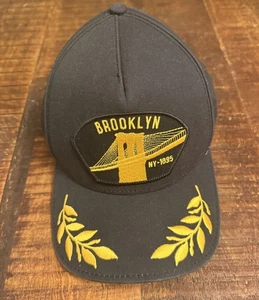 Goorin Bros. Brooklyn Stahl Druckknopflasche (Einheitsgröße; schwarz, goldene Stickerei) - XLnt - Bild 1 von 8