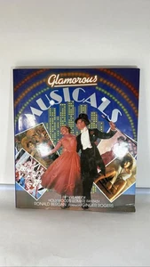 Musical glamour 50 anni Hollywood libro fantasy Ronald Bergan 1984 HC - Foto 1 di 9