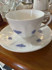 Tea Cup And Saucer. Fine Bone China. England - Picture 1 of 4