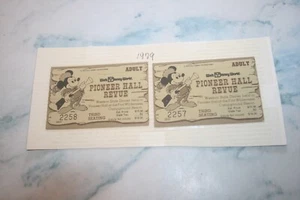 Lote 2 entradas vintage de adultos de 1979 WDW para Pioneer Hall Revue - Imagen 1 de 1
