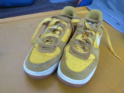 DA8302-700 Mujer 7 Nike Air Force 1 Bajo '07 (W) 'Primer Uso University Gold' Foto 1 de 4