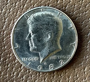 1982 D Kennedy Half Dollar Circulated #10 - Picture 1 of 2