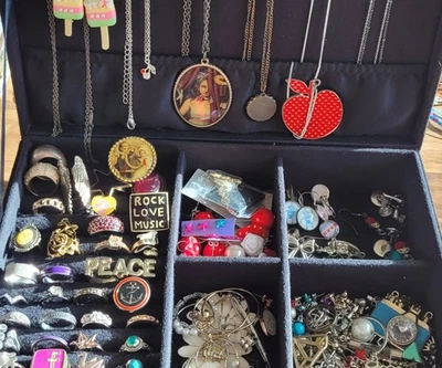 Modeschmuck mit neuen Schmuckkästchen,ü. 25Ringe, Ketten, Ohrringe, Buttons, ... - Bild 1 von 4