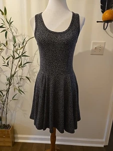 Express grau & schwarzes knielärmelloses Strickkleid, M - Bild 1 von 6