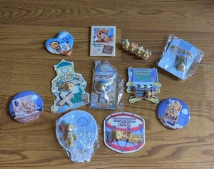 Menge 10 Cherished Teddies Club Mitglied Pins und eine Halskette - Bild 1 von 13