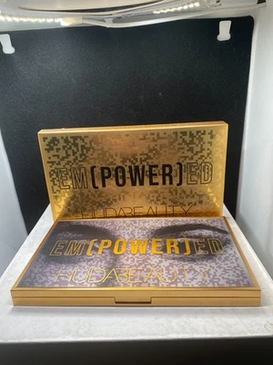 Paleta de sombras de ojos Huda Beauty Empowered Foto 1 de 2