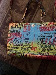 Caleesa Los Angeles Schultertasche Graffiti-Druck Neon gesteppt KOSTENLOSER VERSAND - Bild 1 von 7