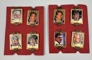 Set di 8 spille club NFL QB 1994 Action Packed - Simms, Esiason, Harbaugh, Rypien - Foto 1 di 8