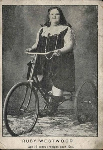 FREAK SHOW CIRCUS FREAKS Rubí Westwood Fat Girl Triciclo Gigante Postal Antigua - Imagen 1 de 2