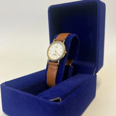 ✅NEUE BATTERIE✅ SEIKO 1N00-0D50 Quartz Partena Zifferblatt Weiß Leder Armbanduhr - Bild 1 von 4