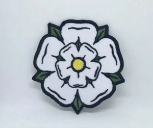 White Yorkshire Rose iron on sew on Embroidered Patch - Foto 1 di 1