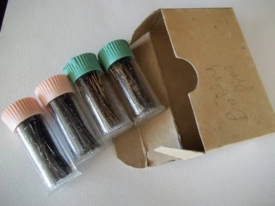 Prendedores Bobbie vintage anteriores a 1960 en tubos de mota de confeti tapas Stanhome rosa verde azulado Foto 1 de 4