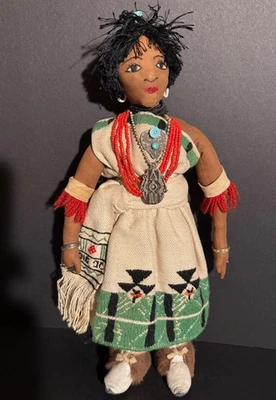 EXCEPCIONAL MUÑECA VESTIDA CEREMONIAL HOPI, JOYERÍA TURQUESA Y “PLATA”, ¡EXCELENTE! Foto 1 de 4