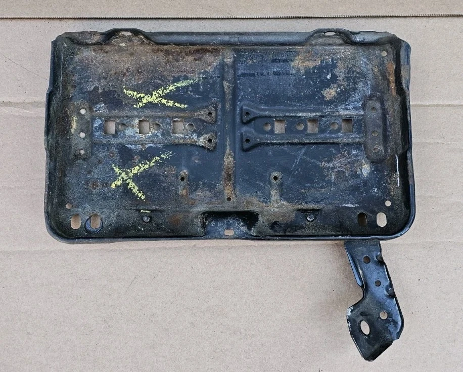 Bandeja de batería Mercedes Benz W123 1977 1985/240D 300D 300CD 300TD   Foto 1 de 4