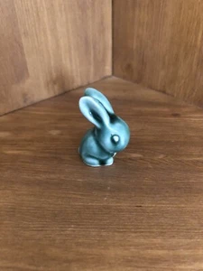 Denby Vintage Miniature Shiny Green Rabbit 4.5cm - Picture 1 of 4