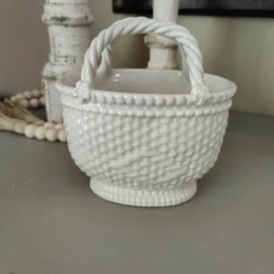 Vintage Mottahedeh Woven Basket Shaped Vase White Ceramic Italy 6024 - Picture 1 of 8