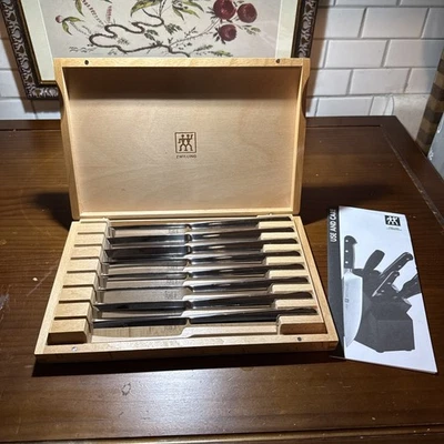 Juego de cuchillos para carne Zwilling contemporáneos de acero inoxidable de 8 piezas en caja de regalo de madera Foto 1 de 3
