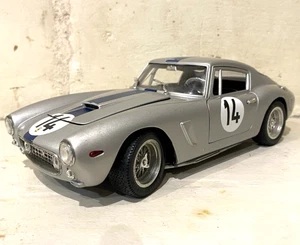 ✅Voiture 1/18 FERRARI 250 GT Berlinette LE MANS 1961 1:18 Universal Hobbies - Foto 1 di 8