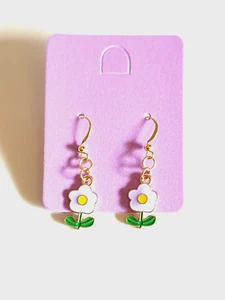 🌼Pretty Mauve Enamel Daisy Flower Gold Plated Earrings🌼 - Picture 1 of 9