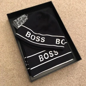 HUGO BOSS black white HAT + SCARF SET Gift Boxed logo beanie scarve BNWT - Picture 1 of 10