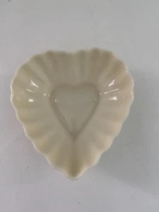 Plato baratija Belleek corazón hueso fino porcelana 7a marca - Imagen 1 de 4