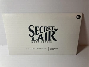 Magic The Gathering Guarida Secreta Tomo de la Hechicera Astral Edición Arco Iris SELLADO Nuevo - Imagen 1 de 2
