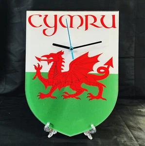 Quarz Uhr Schild Form Wales Flagge mit CYMRU oben, 2 Größen Batterie enthalten - Bild 1 von 6