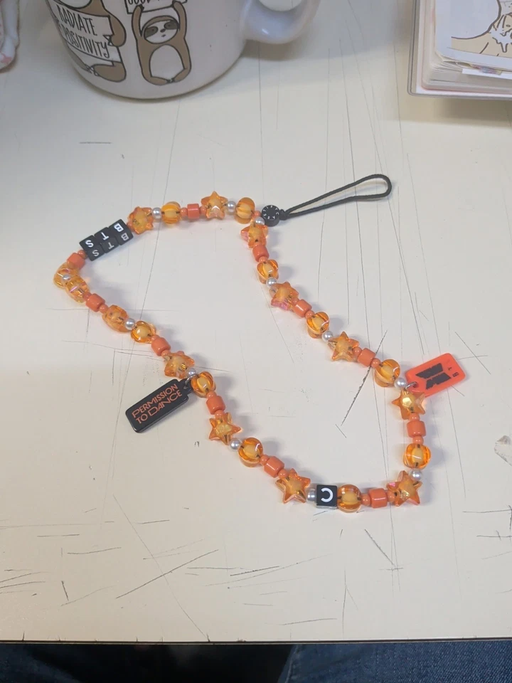 Dije de teléfono CASETiFY BTS color naranja Foto 1 de 1