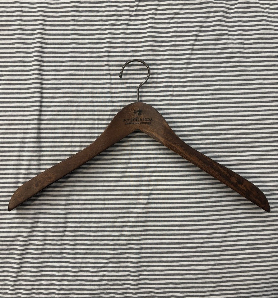 Percha de madera Scotch and Soda Amsterdam Couture Foto 1 de 4