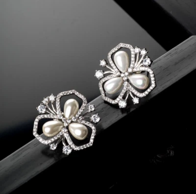 Elegancia y sofisticación con perlas de plata y brillantes aretes florales de circonita cúbica Foto 1 de 4