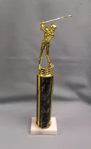 männliche Golftrophäe rosa schwarz marmoriert Look Säule weiß Marmorbasis Award - Bild 1 von 2